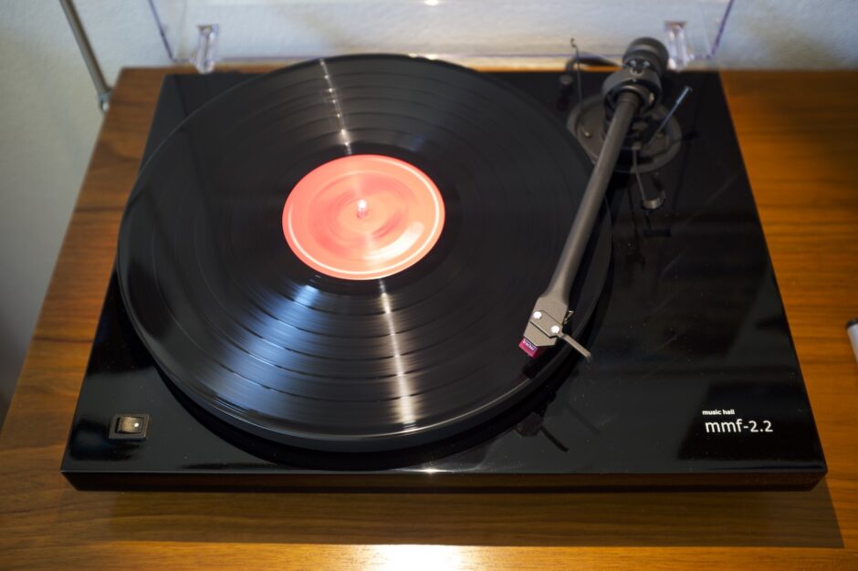 Plattenspieler-Music-Hall-mmf2.2-Vintage-Hifi-Setup-Vinyl-Recordplayer 9